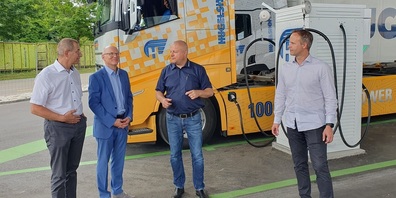 v.l.n.r. Andy Koch, Keest; Andrea Paoli, Chef Amt für Energie; Martin Lötscher, Hugelshofer Logistik; Dominik Müller, Amt für Energie; vor einer Ladesäule von Europas grösstem Schnellladepark für Lastwagen.