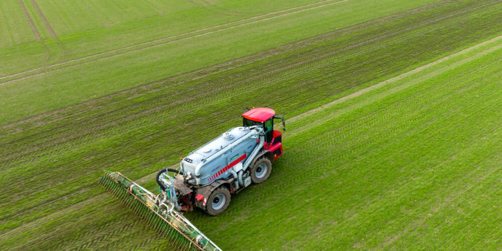 Für die Landwirtschaft sind mittlerweile Vorschriften in Kraft, welche den Ammoniakausstoss beim Ausbringen von Gülle reduzieren sollen. (Archivbild)
