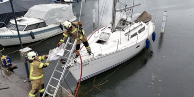 Dieses Boot im Harder Hafen wurde durch Blitzeinschlag beschädigt