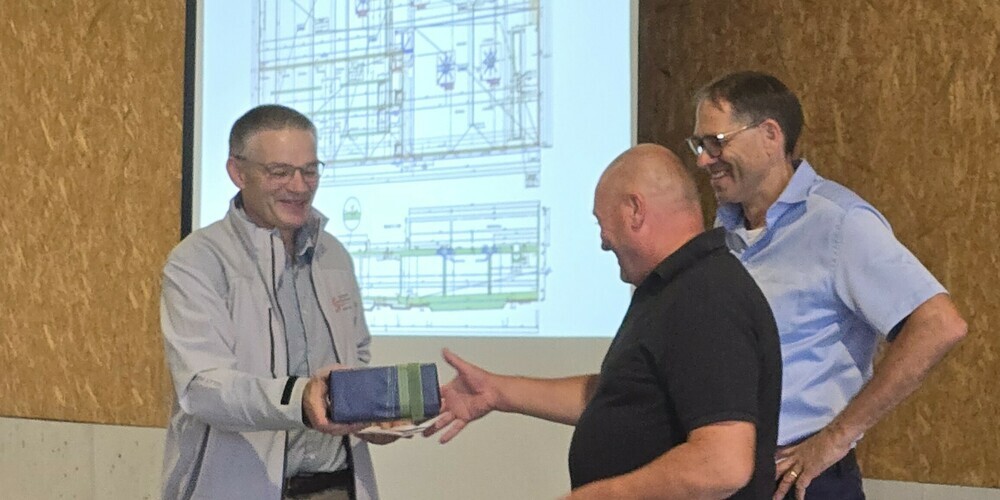 Der Jubilar Hansueli Schläpfer wurde von Christof Züger (links) und Markus Züger (rechts) geehrt.