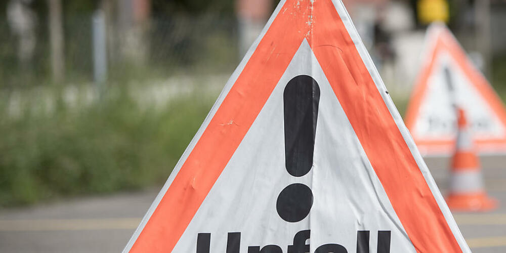 In der Nacht auf Samstag kam es im Kanton Zug zu zwei Unfällen im Strassenverkehr. (Symbolbild)