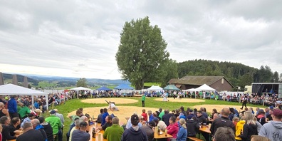 Viele Zuschauerinnen und Zuschauer verfolgten das Schwingfest auf dem malerischen Gelände der Hochwacht, oberhalb von Sirnach.