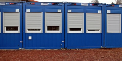 Die Gemeinde Fällanden wollte zur Unterbringung von Flüchtenden Wohncontainer anschaffen.  Dagegen wurde Beschwerde eingelegt. (Symbolbild)