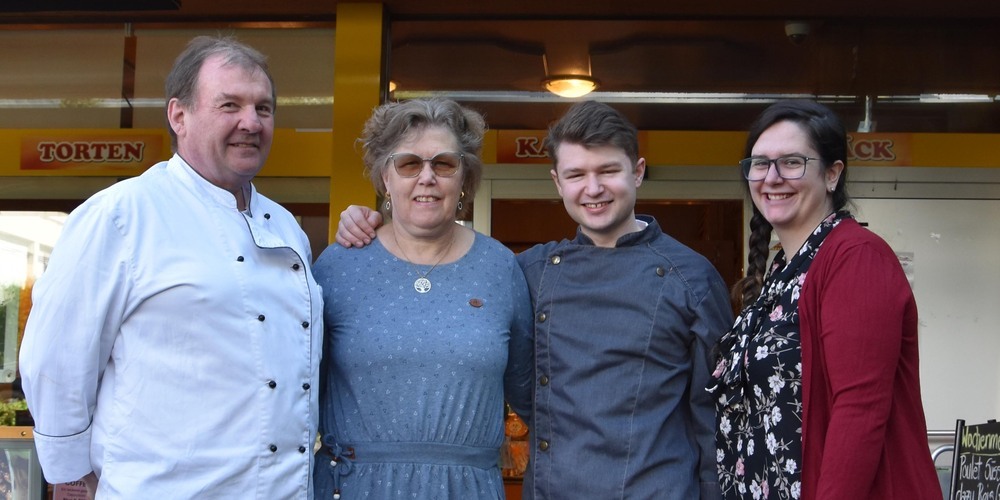 Übergabe an die nächste Generation: Karl und Heike Cavegn mit Franco und Michelle  Cavegn-Willi (von links), die das Café Studio weiterführen.