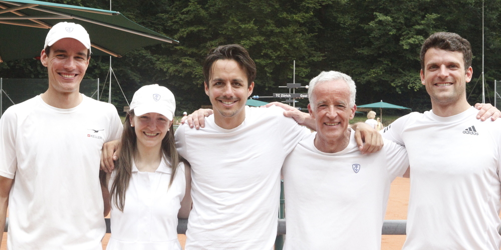 Sie sind bereit für einen grossen Anlass vom 26. bis zum 28. Juli: (v. l.) Gian-Luca Tanner, Enya Beutler (Kommunikationsverantwortliche), Tomi von Schumacher («Official» des Open-Turniers), Urs Spillmann (Clubpräsident) und Patrick Eichenberger (Turnierorganisator). Auf dem Foto fehlt das weitere OK-Mitglied Yannic Wymann..