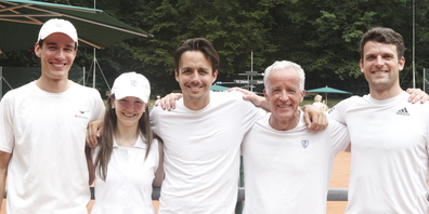 Sie sind bereit für einen grossen Anlass vom 26. bis zum 28. Juli: (v. l.) Gian-Luca Tanner, Enya Beutler (Kommunikationsverantwortliche), Tomi von Schumacher («Official» des Open-Turniers), Urs Spillmann (Clubpräsident) und Patrick Eichenberger (Turnierorganisator). Auf dem Foto fehlt das weitere OK-Mitglied Yannic Wymann..