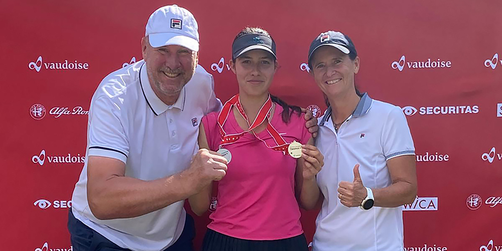 Josephine Kunz und ihre Trainer Roy und Michèle Sjögren aus Lachen.