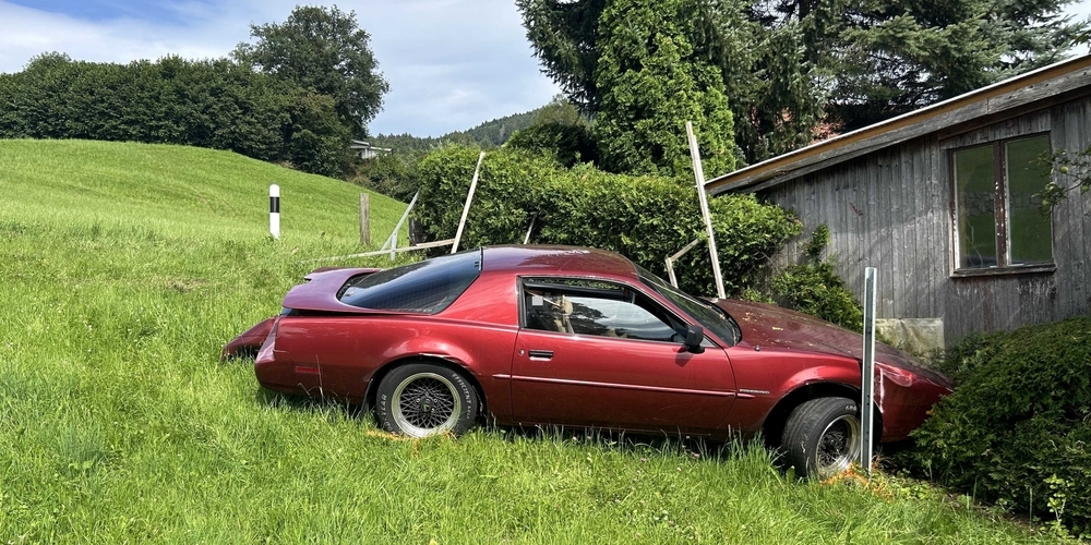 Mit 0.61 mg/l Alkohol im Blut krachte der Lenker dieses Autos nach einem abgebrochenen Überholversuch in einen Gartenzaun. Die Polizei entzog ihm das «Billett».