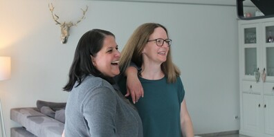 Tanja Gasser-Lang (links) und Moni De Marchi (rechts) sind am Freitag, 19. Juli, um 21 Uhr im Sommer-Spezial von «Mini Chuchi, dini Chuchi» auf SRF1 zu sehen.