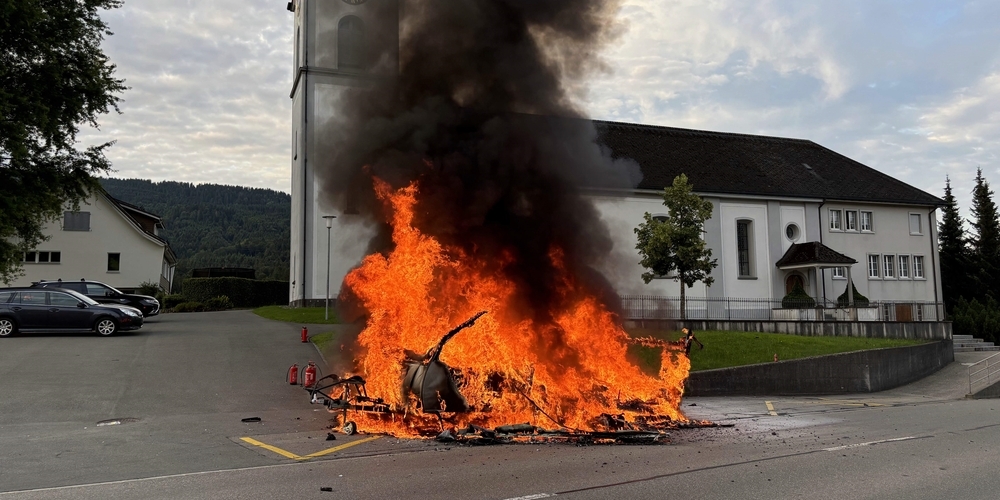 Der 47-jährige Lenker konnte den brennenden Wohnwagen an der Bushaltestelle bei der Rickner Kirche abstellen und rechtzeitig von seinem Auto trennen.