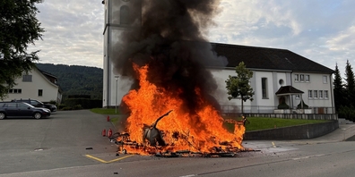Der 47-jährige Lenker konnte den brennenden Wohnwagen an der Bushaltestelle bei der Rickner Kirche abstellen und rechtzeitig von seinem Auto trennen.
