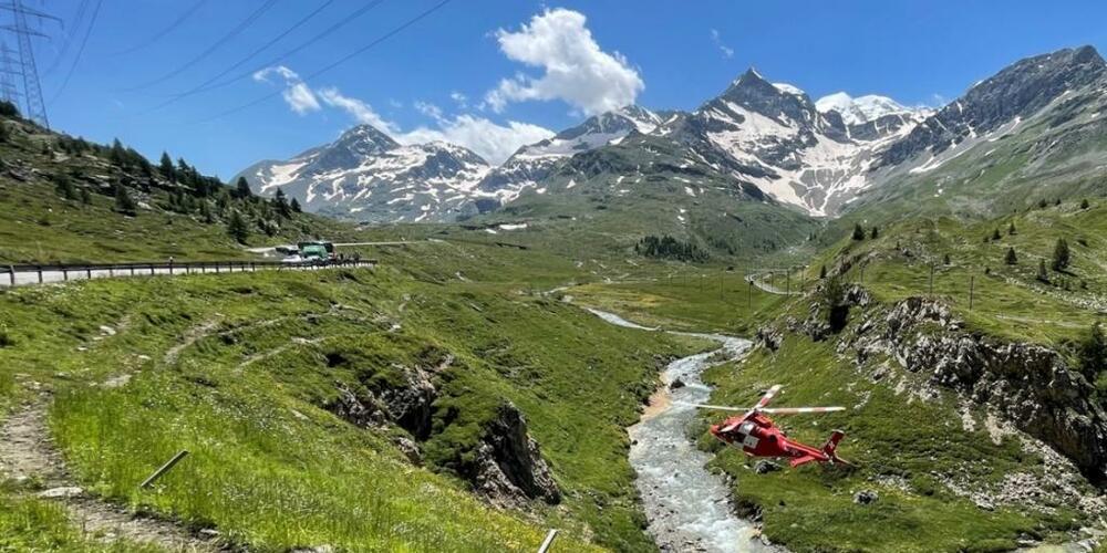 Ein Rega-Helikopter flog in die Bachschlucht und barg den verletzten Töfffahrer mit der Winde aus dem unwegsamen Gelände.