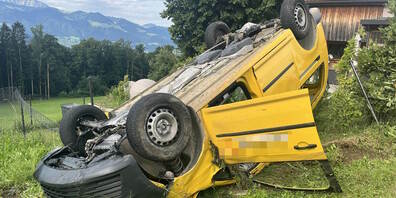 Am Lieferwagen entstand Totalschaden. 