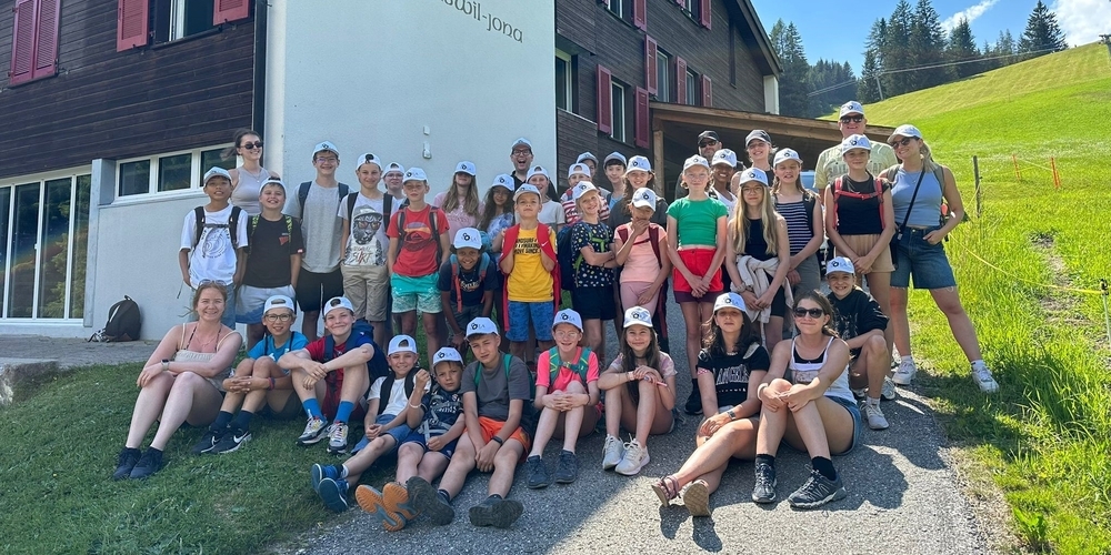Gruppenbild des Sommerlagers vor dem Ferienhaus Rapperswil-Jona.