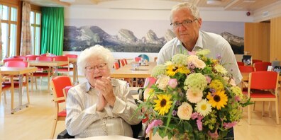 Die 101-Jahre-Jubilarin Katharina Grob applaudiert. Doch der Beifall gehört ihr als älteste Wattwilerin. Sie hat sich über den Besuch von Gemeindepräsident-Stellvertreter Pirmin Sieber und die gemeinderätlichen Aufmerksamkeiten sehr gefreut. 