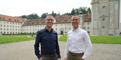 Andreas Karrer (links, blaues Hemd) und Martin Karrer (weisses Hemd) sorgen wegen ihrer Ähnlichkeit für Irrungen und Wirrungen und manch lustige Begegnung im Stiftsbezirk St.Gallen.