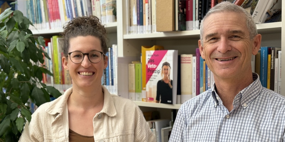 Die neue Stellenleiterin der fakaru Nicole Zwahlen (links) und ihr Vorgänger Othmar Wyss (rechts), der nach 15 Jahren die Leitung abgibt.