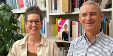 (v.l.) Nicole Zwahlen, neue Stellenleiterin der Fachstelle Katechese und Religionsunterricht, und Vorgänger Othmar Wyss, der nach 15 Jahren die Leitung abgibt.
