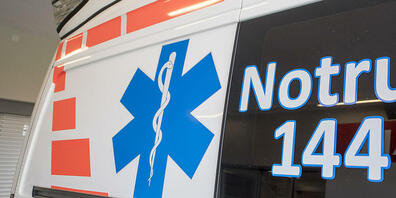 Eine Ambulanz ist wegen eines Arbeitsunfalls an den Zählerweg in Zug ausgerückt. (Symbolbild)