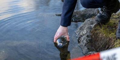 Das Amt für Umwelt entnahm Wasserproben und untersucht nun, weshalb die Fische starben. (Symbolbild)