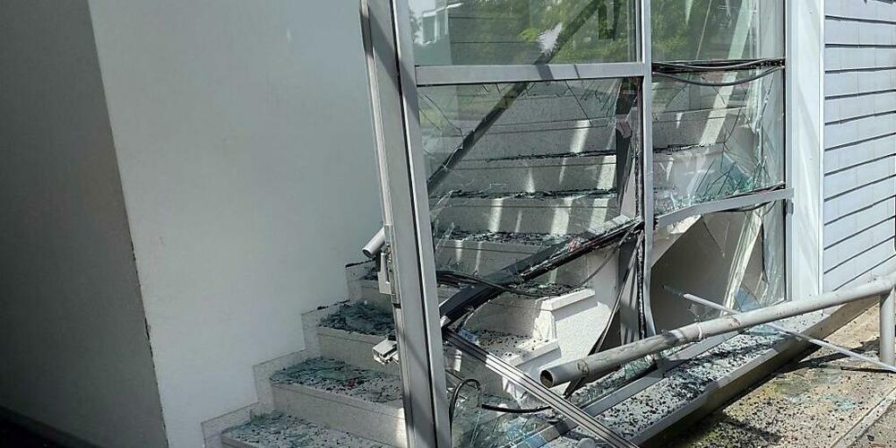 Beim Rückwärtsfahren krachte ein Autolenker in Walchwil ZG in den Eingangsbereich eines Gebäudes.