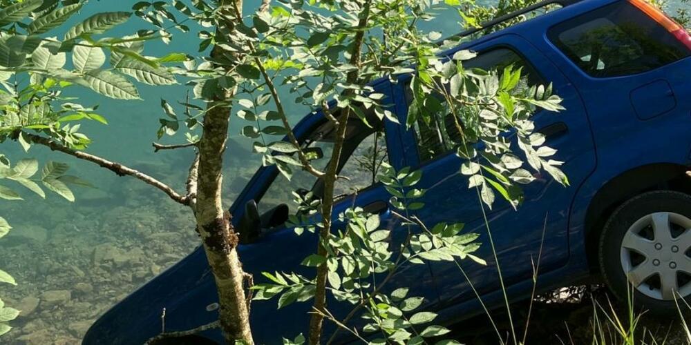 Das Auto kam erst unmittelbar am Rand des Klöntalersees zum Stillstand.