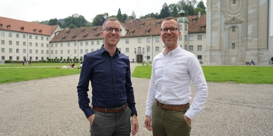 Andreas Karrer (l., blaues Hemd) und Martin Karrer (weisses Hemd) sorgen wegen ihrer Ähnlichkeit für Irrungen und Wirrungen und manch lustige Begegnung im Stiftsbezirk St.Gallen.