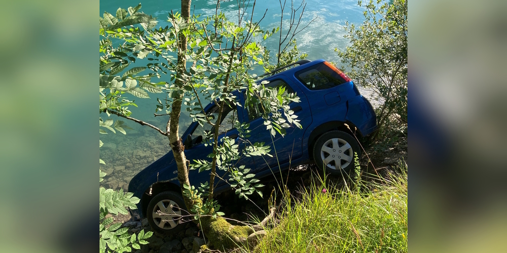 Mutmasslich wegen eines technischen Defekts gingen bei diesem Auto beim Parkieren die Bremsen nicht und es rollte mitsamt dem Fahrer fast in den Klöntalersee.