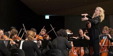 Lena-Lisa Wüstendörfer dirigiert das Swiss Orchestra. (Archivaufnahme)