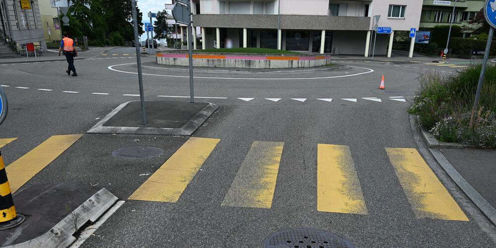 Beim Befahren des Kreisverkehrs übersah die Autofahrerin den Velofahrer.