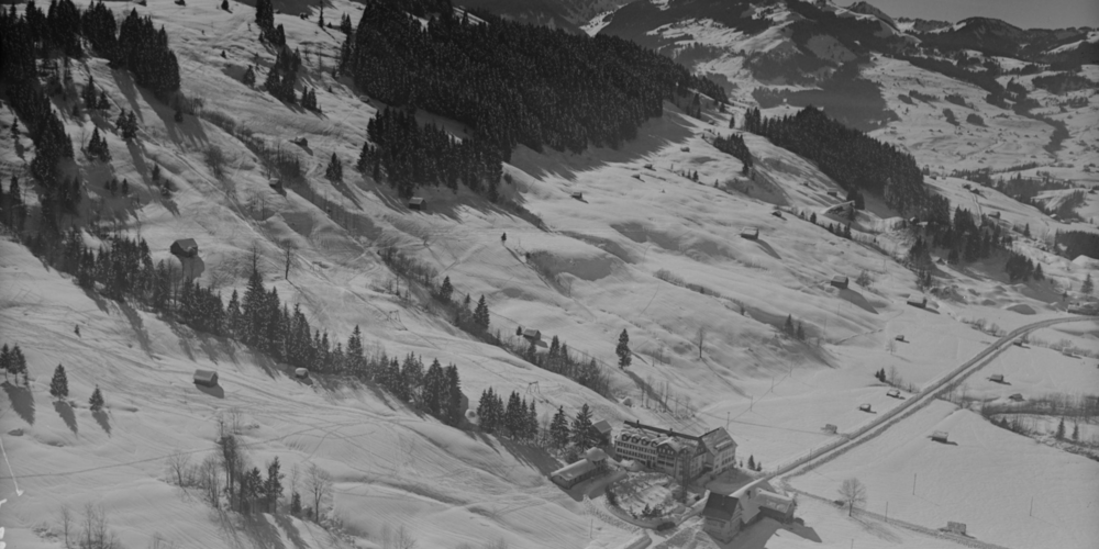 Rietbad um 1952, als der Winter seinem Namen noch gerecht wurde, der Skilift lief.