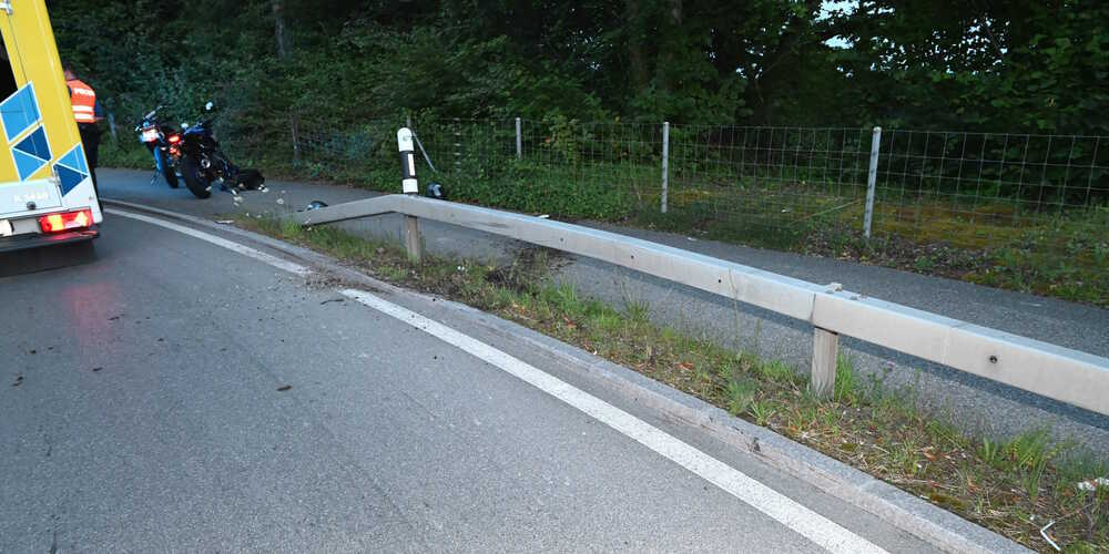 Das Motorrad prallte in die Leitplanke.