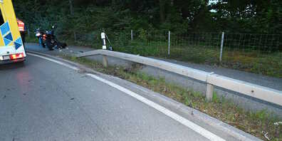 Das Motorrad prallte in die Leitplanke.