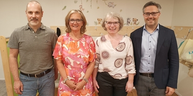 Mitte-Kandidierende und Gäste: (v.l.) Parteiloser Gemeinderatskandidat Daniel Steiner-Tremp, Gemeindepräsidentin Heidi Romer-Jud, parteilose Gemeinderatskandidatin Carmen Hegetschweiler, GPK-Mitglied Sandro Morelli. Nicht auf dem Bild: GPK-Kandidat Remo Glaus.