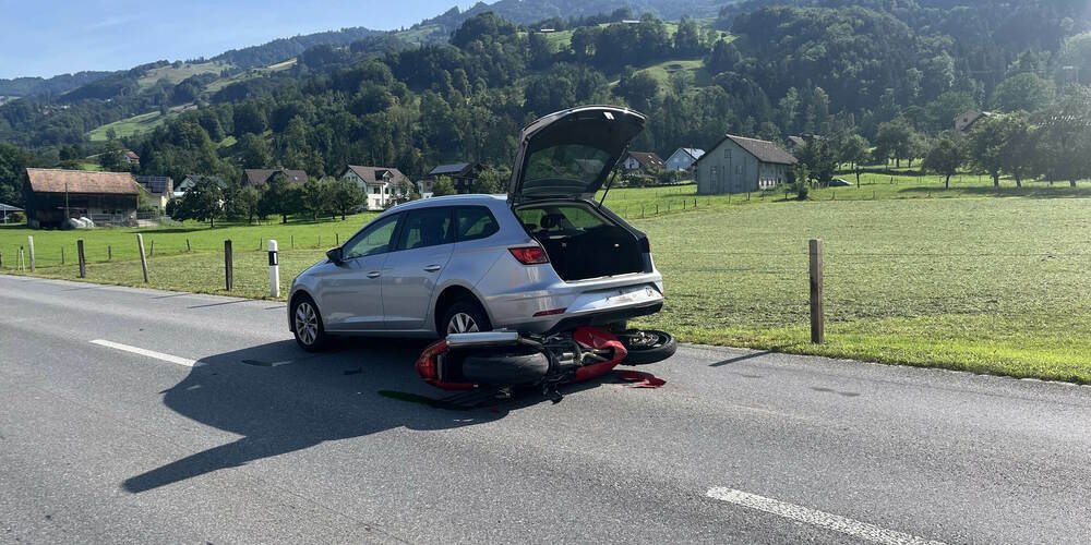 Der Motorradfahrer reagierte zu langsam, als das Auto vor ihm abbremsen musste.