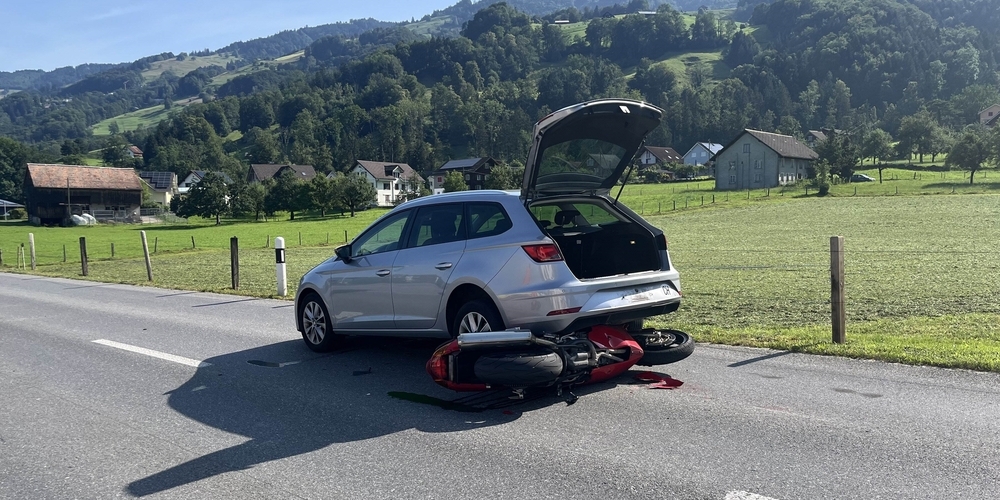 Verkehrsbedingt musste die Autolenkerin abbremsen. Der Motorradfahrer hinter ihr stürzte bei seinem Bremsmanöver und sein Töff geriet unters Auto.