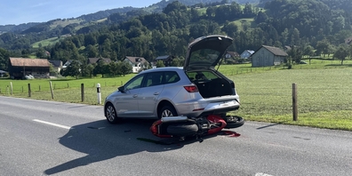 Verkehrsbedingt musste die Autolenkerin abbremsen. Der Motorradfahrer hinter ihr stürzte bei seinem Bremsmanöver und sein Töff geriet unters Auto.