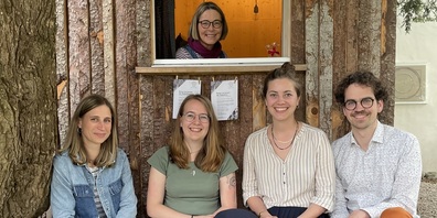 Einige Tage vor seiner eigenen Einschliessung stattete Gabriel Imhof (rechts) mit dem Team des Fadegrad-Podcasts der ersten Inklusin Judith Bischof bereits einen Besuch ab.