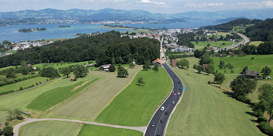 Luftaufnahme der fertig sanierten Strasse. 