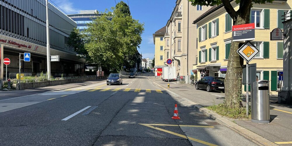 Als der Lieferwagenfahrer abbiegen wollte, rammte er den E-Bike-Fahrer.