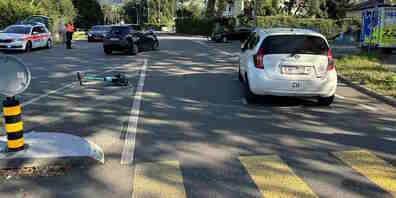 Der E-Scooter-Fahrer wurde beim Überqueren des Fussgängerstreifens gerammt.