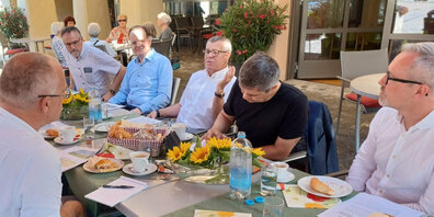 Finanzdirektor Ernst Stocker erläutert auf dem Sommerspaziergang in Elgg das kantonale Versicherungskonzept.