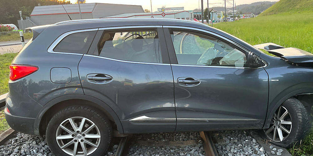 Das Auto kam auf dem Bahngleis in Matzingen TG zum Stillstand.
