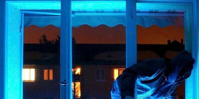 In beiden Fällen drangen die Unbekannten durch ein aufgebrochenes Fenster ins Haus ein. (gestellte Szene - Symbolbild)