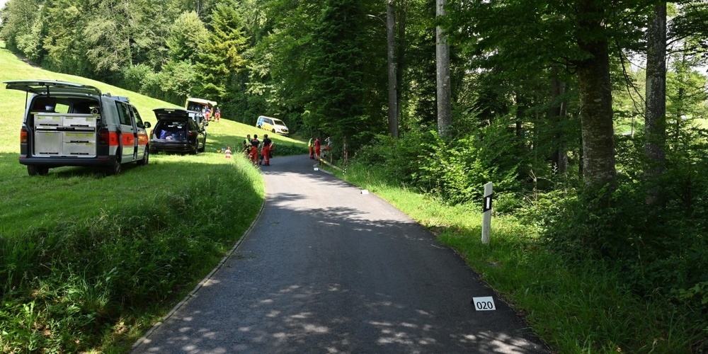 Einsatzkräfte an der Unfallörtlichkeit beim Hüslenbachtobel.