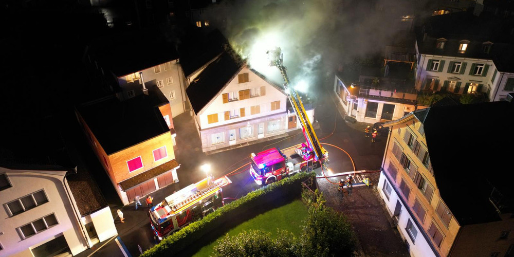 Die Kantonspolizei und mehrere Feuerwehren standen beim Brand im Einsiedler Dorfkern im Einsatz. (Archivbild)