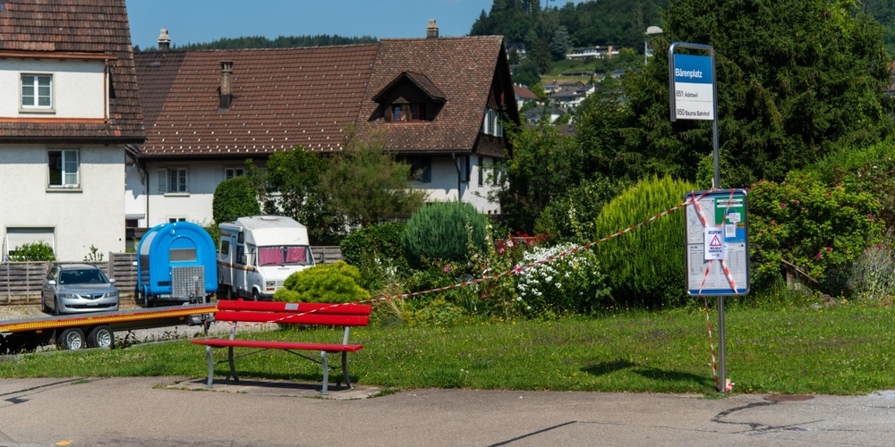 Bushaltestelle Bärenplatz in Bäretswil,  keine Stufe, autonomes Einsteigen mit Rollstuhl ist laut JUSO nicht möglich.