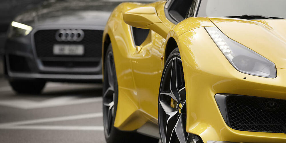 Die Stadt Zürich will Autoposern den Spass verderben. Sie bereitet einen Pilotversuch mit Lärmblitzern vor. Im Bild ein Ferrari am Bellevue in Zürich. (Archivbild)
