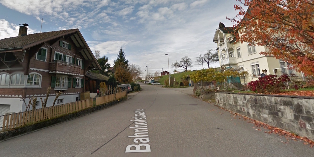 An einer Baustelle an der Bahnhofstrasse 19 wird ein Baukran aufgestellt. Dazu wird die Bahnhofstrasse für 1 Tag gesperrt. (Archivbild)