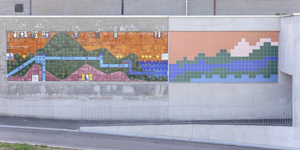 Das Wandmosaik von Warja Lavater von 1972 (links) wurde weitergeführt von der Szenografin und Künstlerin Sonja Koch (rechts) am Reservoir und am neuen Pumpwerk Strickhof. 